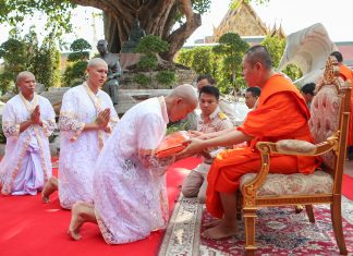 พระเทพรัตนมุนี (สุรชัย สุรชโย) มอบไตรจีวร สำหรับนาคเตรียมบวช "นวกะโพธิ รุ่นที่ ๗" ปี พ.ศ.๒๕๖๑ ขอขอบคุณ ภาพถ่ายโดย พระมหาปฐมพงษ์ ญาณวํโส จริยธรรมแชนแนล สำนักงานส่งเสริมคุณธรรม จริยธรรม และความมั่นคงแห่งสถาบันชาติ พระศาสนา พระมหากษัตริย์ วัดสระเกศ