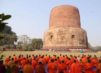 ธัมเมกขสถูป ณ ป่าอิสิปตนมฤคทายวัน แขวงเมืองพาราณสี สถานที่ซึ่งพระอัณญาโกญธัญญาะ ดวงตาเห็นธรรม ขอขอบคุณ ภาพจาก สำนักงานส่งเสริมคุณธรรม จริยธรรม และความมั่นคงแห่งสถบันชาติ พระศาสนา พระมหากษัตริย์ วัดสระเกศ