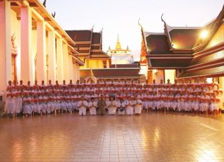 พระเดชพระคุณหลวงพ่อพระพรหมสิทธิ อดีตเจ้าอาวาสวัดสระเกศ ราชวรมหาวิหาร เป็นประธานในพิธีขลิบผมและมอบผ้าไตรแก่กุลบุตรโครงการอุปสมบทหมู่นวกะโพธิ รวมใจภักดิ์รักแผ่นดิน รุ่น ๑๐ เมื่อวันที่ ๒๐ มีนาคม ๒๕๖๑