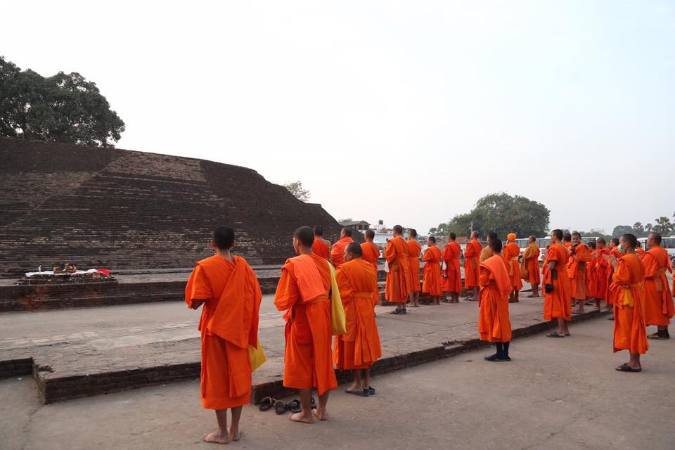 สถูปบ้านนางสุชาดา อยู่ทางทิศตะวันออกเฉียงเหนือของเจดีย์พุทธคยา ชาวอินเดียเรียกว่า สุจาตากุฏิ หรือ สุจาตาสะตูปป้า (Sujata kuti, Sujata stupa) ปัจจุบันเหลือแต่สถูปเจดีย์เป็นเนินดินก่อด้วยอิฐหุ้มไว้ไม่สูงนัก พอเป็นเครื่องบ่งบอกว่าที่นี่คืออดีตบ้านของนางสุชาดา : ขอขอบคุณ ภาพถ่ายจากสำนักงานส่งเสริมคุณธรรม จริยธรรม และความมั่นคงแห่งสถาบันชาติ พระศาสนา พระมหากษัตริย์ วัดสระเกศ