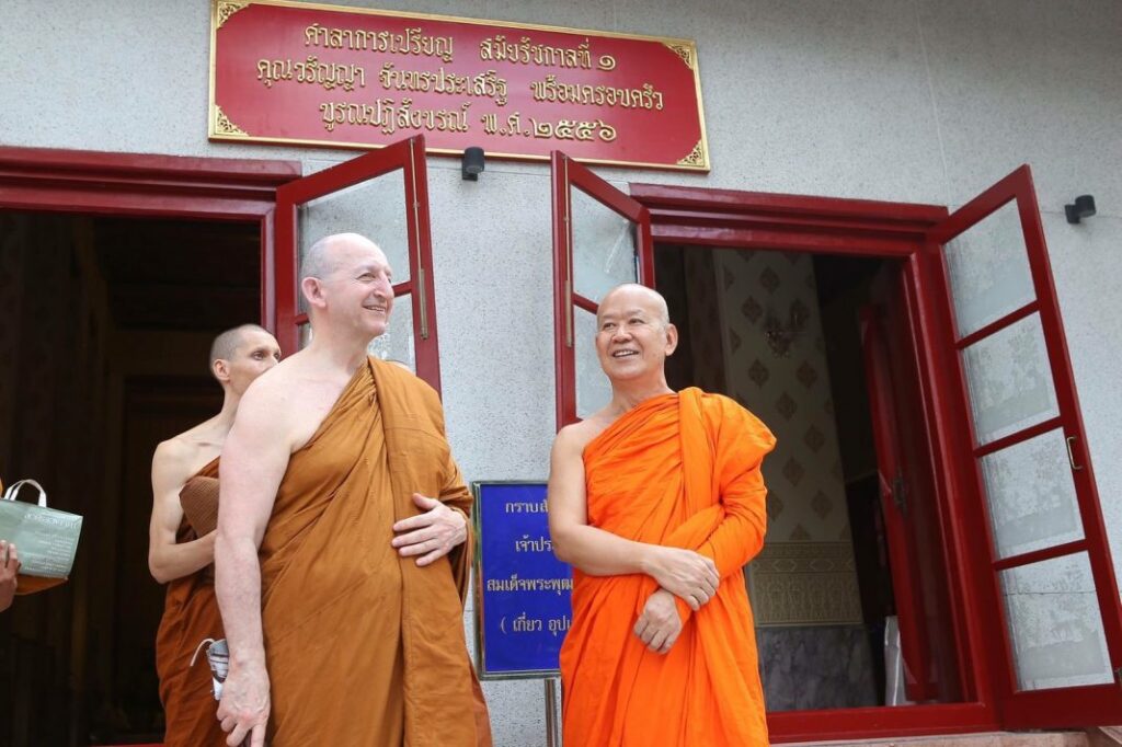 พระราชพุทธิวรคุณ (เจเรมี ชาร์ลี จูเลียน อมโร) เจ้าอาวาสวัดอมราวดี ประเทศอังกฤษ 
เมื่อครั้งดำรงสมณศักดิ์  พระวิเทศพุทธิคุณ (พระอาจารย์อมโร) 
และ  พระพรหมสิทธิ (ธงชัย สุขญาโณ ) :  ภาพในอดีต 
กราบขอบพระคุณ ภาพจากสำนักงานส่งเสริมคุณธรรม  จริยธรรม และความมั่นคงแห่งสถาบันชาติ พระศาสนา  พระมหากษัติย์ วัดสระเกศฯ 